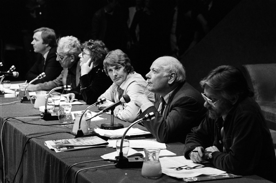 Discussie in Theater Centrum Bellevue met lijsttrekkers PvdA, D66, PPR, PSP en CPN over mogelijkheden, Bestanddeelnr 931-4642
