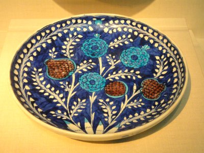 Dish, Turkey, 1530s, stonepaste painted under glaze - Freer Gallery of Art - DSC05430