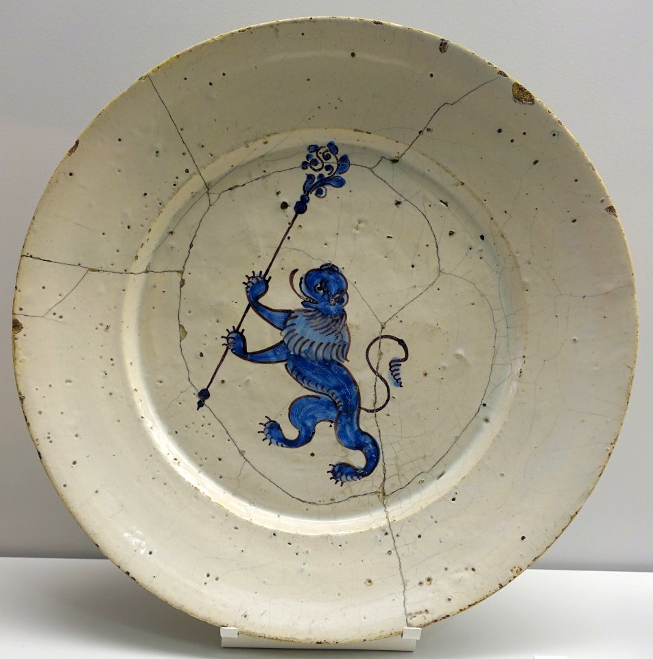 Dish, Coimbra, 1650-1700 - Museu Nacional de Machado de Castro - Coimbra, Portugal - DSC00149
