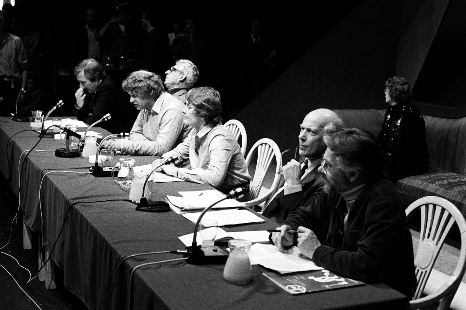 Discussie in Theater Centrum Bellevue met lijsttrekkers PvdA, D66, PPR, PSP en CPN over mogelijkheden, Bestanddeelnr 931-4643
