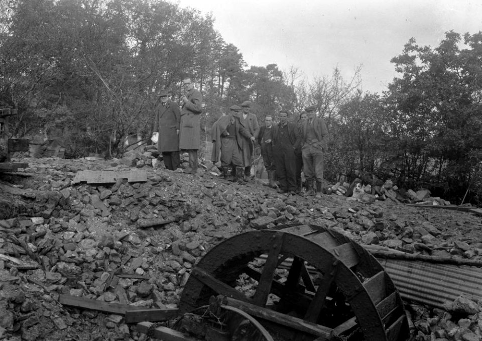 Disused waterwheel (1293982)