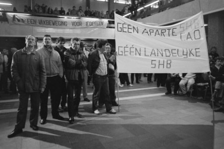 Discussie havenarbeiders tijdens open dag stakers Rotterdamse haven havenarbeid, Bestanddeelnr 933-9068 photo