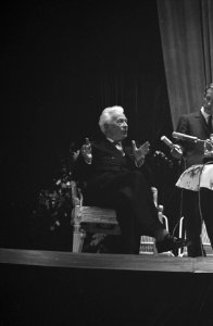 Dit is uw leven Willem Gehrols Willem Gehrols in de bekende stoel, Bestanddeelnr 912-5165