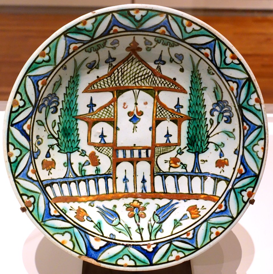 Dish, Turkey, Iznik, late 17th century AD, underglaze-painted fritware - Aga Khan Museum - Toronto, Canada - DSC06817