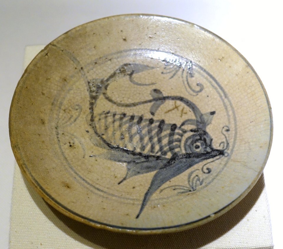 Dish, white glaze ceramic with cobalt blue patterns - 15th-16th century AD - Vietnam National Museum of Fine Arts - Hanoi, Vietnam - DSC05335