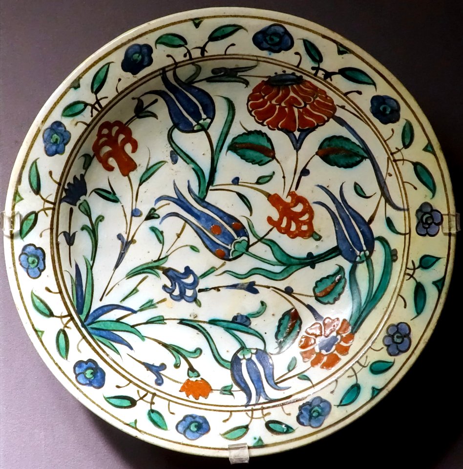 Dish, Turkey, Iznik, late 1500s to early 1600s, ceramic - Museum of Anthropology, University of British Columbia - DSC09017