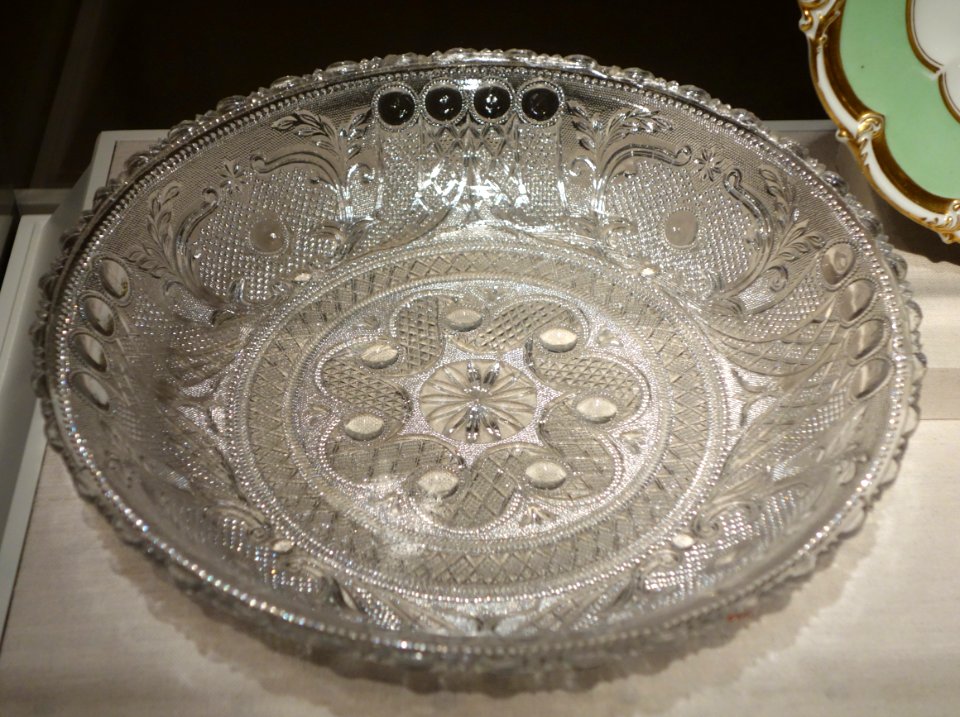Dish, probably by the Boston and Sandwich Glass Company, Sandwich, Massachusetts, 1830-1850, pressed lead glass - Winterthur Museum - DSC01420