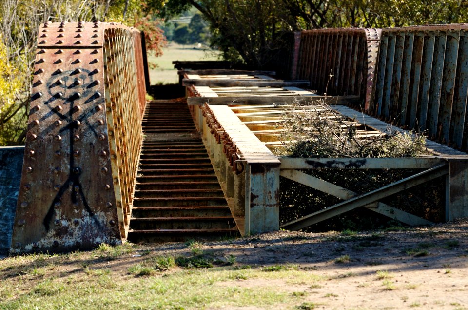 Disused-railway-bridge-Latrobe-20070326-011