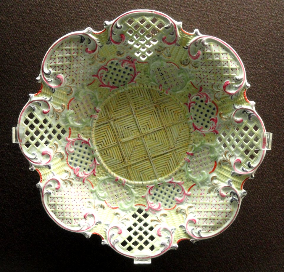 Dish, Vauxhall China Works, c. 1755-1758, soapstone soft-paste porcelain, overglaze enamels, gilding - Gardiner Museum, Toronto - DSC00836