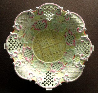 Dish, Vauxhall China Works, c. 1755-1758, soapstone soft-paste porcelain, overglaze enamels, gilding - Gardiner Museum, Toronto - DSC00836