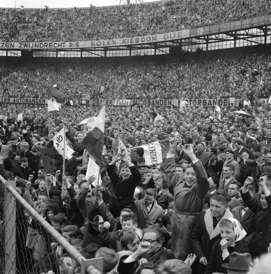 Feyenoord tegen ADO 1-1 juichende massa, Bestanddeelnr 913-9178