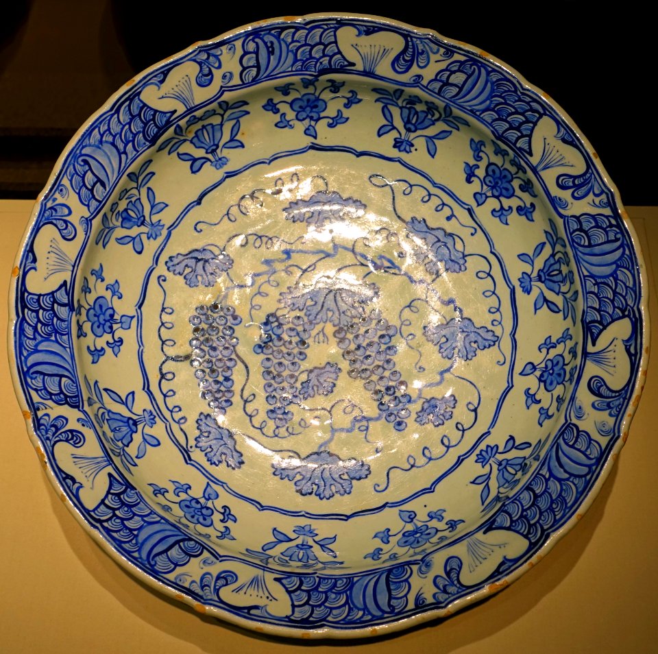 Dish, Turkey, c. 1530, stonepaste painted under glaze - Freer Gallery of Art - DSC04716