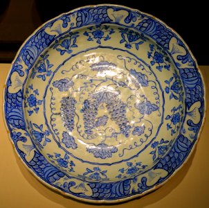 Dish, Turkey, c. 1530, stonepaste painted under glaze - Freer Gallery of Art - DSC04716