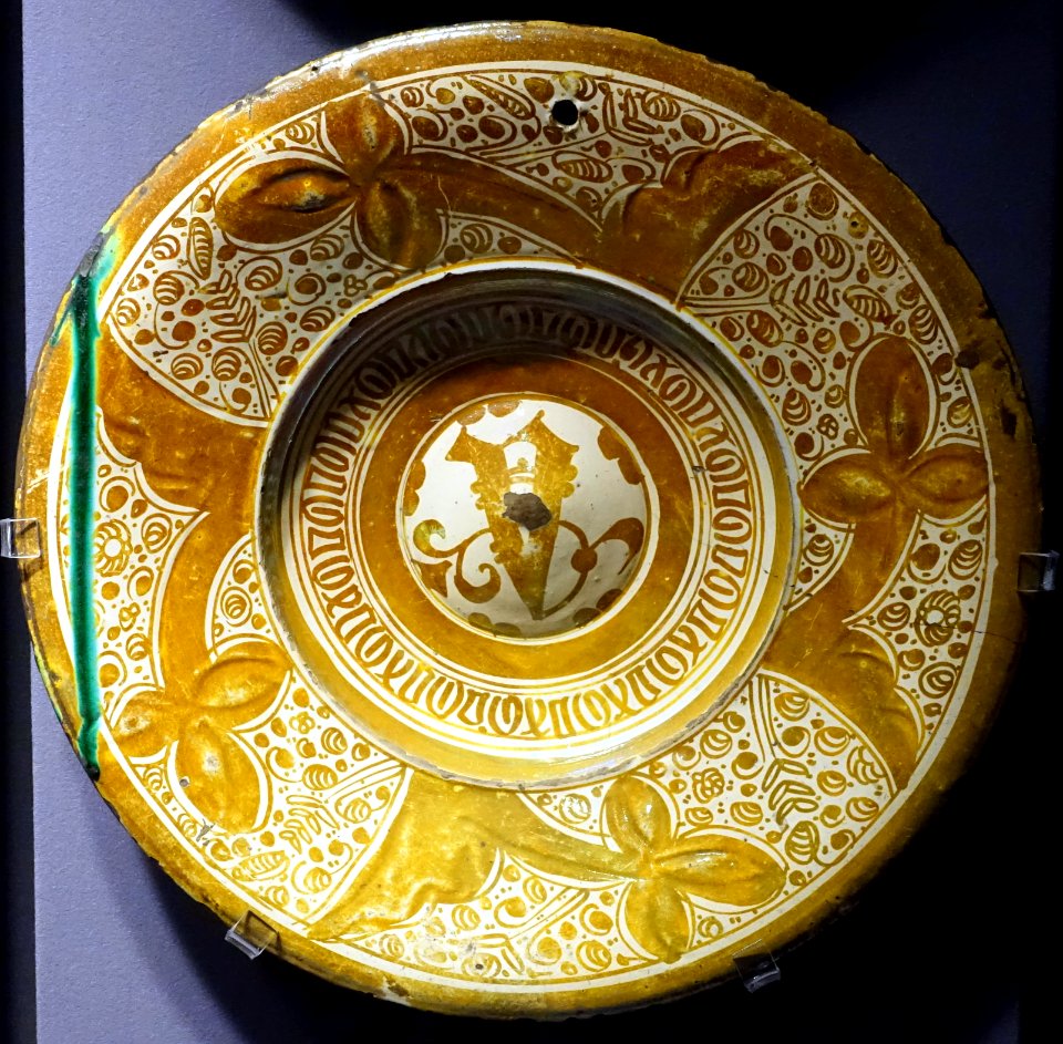 Dish, Spain, Valencia, 1500s, ceramic - Museum of Anthropology, University of British Columbia - DSC09020