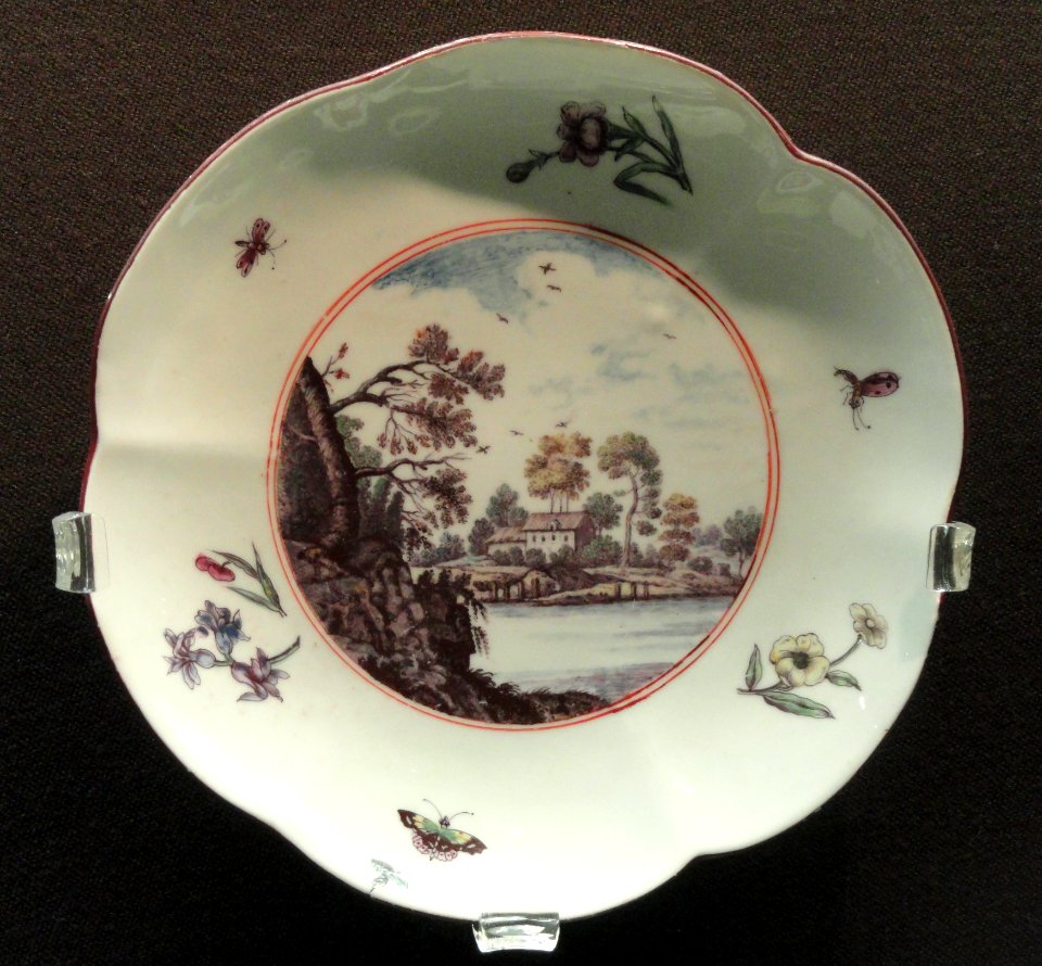 Dish in the Vincennes style, c. 1750-1752, Chelsea, glassy soft-paste porcelain, overglaze enamels - Gardiner Museum, Toronto - DSC00850