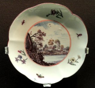 Dish in the Vincennes style, c. 1750-1752, Chelsea, glassy soft-paste porcelain, overglaze enamels - Gardiner Museum, Toronto - DSC00850