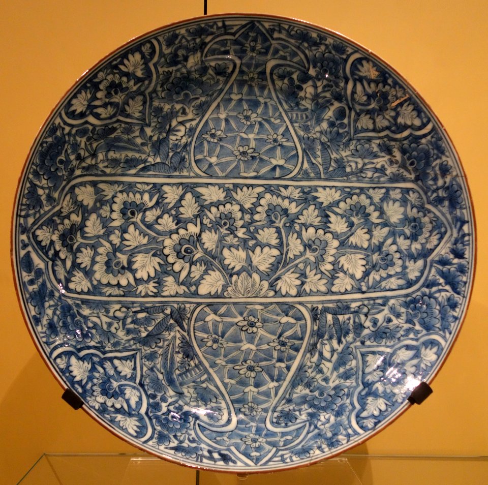Dish imitating the Kangxi style, Iran, Mashad, late 17th century, underglaze-painted stonepaste - Royal Ontario Museum - DSC04693
