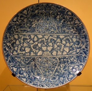 Dish imitating the Kangxi style, Iran, Mashad, late 17th century, underglaze-painted stonepaste - Royal Ontario Museum - DSC04693