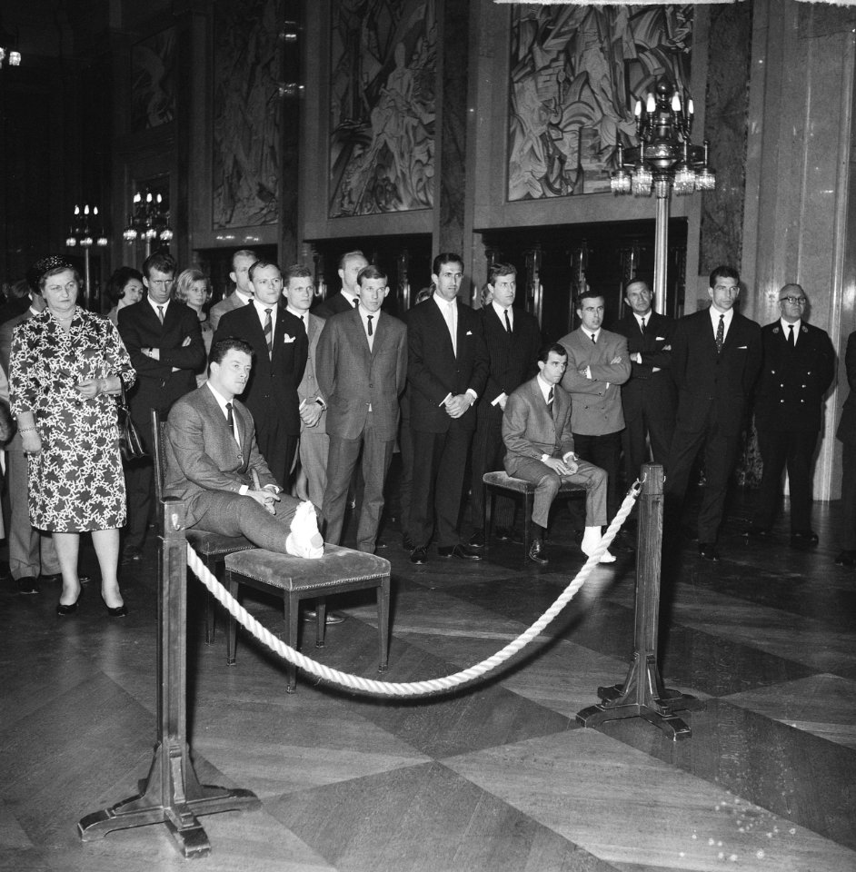 Feyenoordspelers op stadhuis ontvangen, Coen en Beertje o bankje, Bestanddeelnr 917-7074