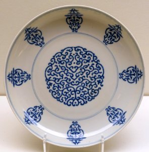 Dish decorated with characters 'shou' (longevity), China, Qing dynasty, Daoguang period, 1821-1850 AD, blue and white porcelain - Ethnological Museum, Berlin - DSC02026