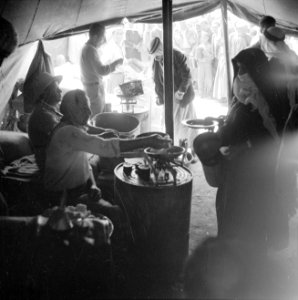 Distributie van voedsel in een tent in het vluchtelingen kamp Jalazoune nabij Ra, Bestanddeelnr 255-5729 photo