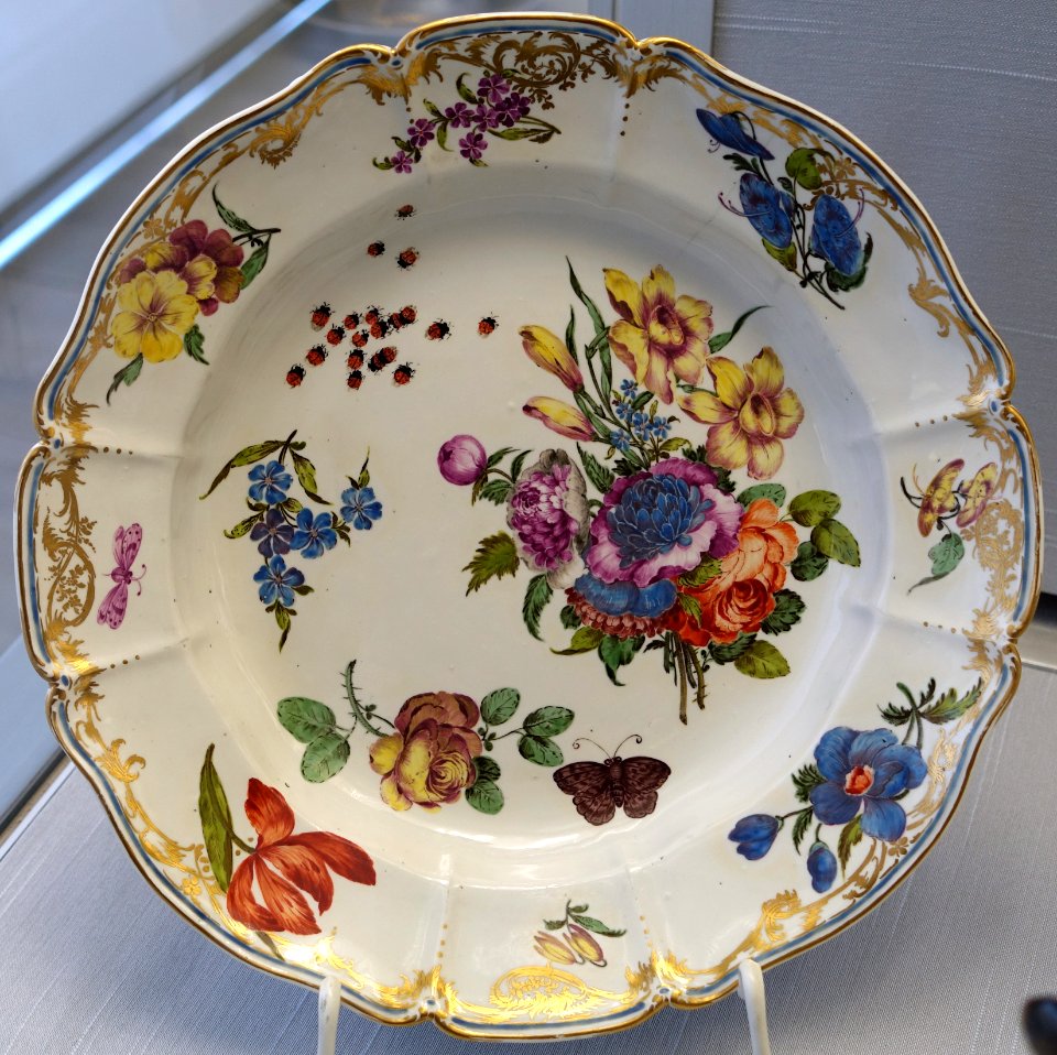 Dish, Nymphenburg, c. 1760, porcelain, overglaze colors, gilding - Germanisches Nationalmuseum - Nuremberg, Germany - DSC02656