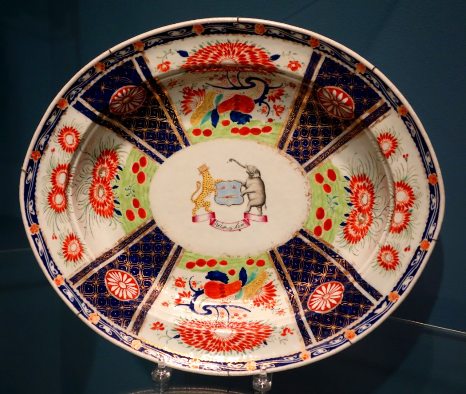 Dish bearing arms (probably) of Bahadur Shah II of India, Chinese porcelain, c. 1820, inspired by a Worcester porcelain design - Winterthur Museum - DSC01503
