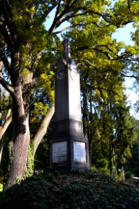 Frankfurt, Hauptfriedhof, Grab E 236-250 Denkmal der gefallenen Offiziere und Soldaten (1)