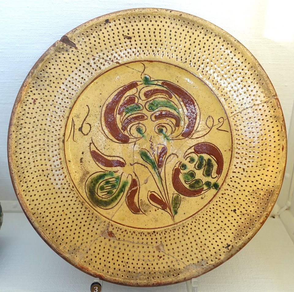 Dish, Vikarbyn, Dalarna, 1692, ceramic - Nordiska museet - Stockholm, Sweden - DSC00027
