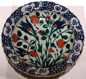 Dish, Turkey, Iznik, c. 1560-1580 AD, underglaze-painted fritware - Aga Khan Museum - Toronto, Canada - DSC06755