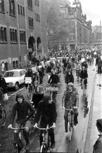 Fietsdemonstratie tegen autoverkeer in binnenstad in Amsterdam overzicht van fi, Bestanddeelnr 927-5081