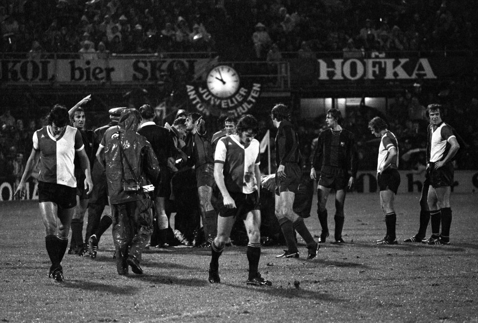 Feyenoord tegen Barcelona 0-0, Europacup rumoer rond geblesseerde speler, midde, Bestanddeelnr 927-5358