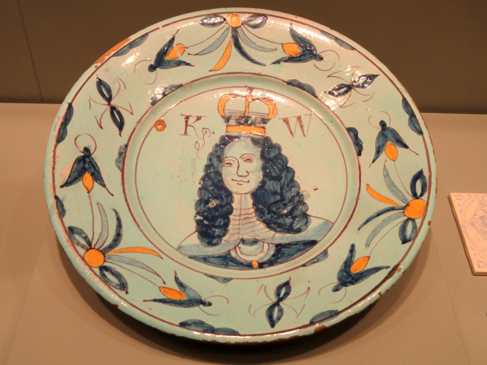 Dish commemorating William III, c. 1689-1702, Brislington (near Bristol), tin-glazed earthenware - Gardiner Museum, Toronto - DSC01269