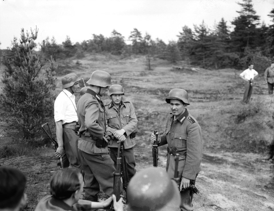 Filmopnamen met acteur Van Johnson in de Harskamp voor de fim The Last Blitzkri, Bestanddeelnr 909-6460
