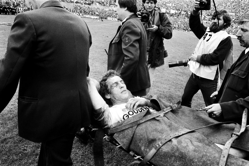 Feyenoorder Pierre Vermeulen wordt per brancard van het veld gedragen, Bestanddeelnr 932-5760
