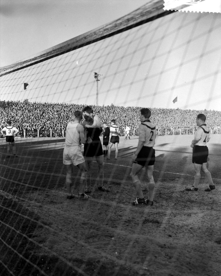 Finale KNVB beker ADO tegen VVV 1-4 Ado spelers wisselen shirt, Bestanddeelnr 910-4497