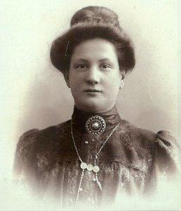 Francisca Evers, geb 1-9-1883 te Arnhem, overleden 15-3-1950 te Amsterdam, getrouwd met Gerrit Schuitemaker op 20-1-1909 foto 1