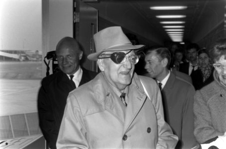 Filmregisseurs Fritz Lang ( 79 jaar ) arriveert op Schiphol, Bestanddeelnr 922-2845