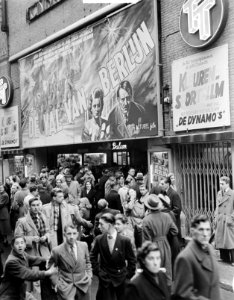 Film De Val van Berlijn in bioscoop Royal te Amsterdam betreft Russische fil…, Bestanddeelnr 904-3432