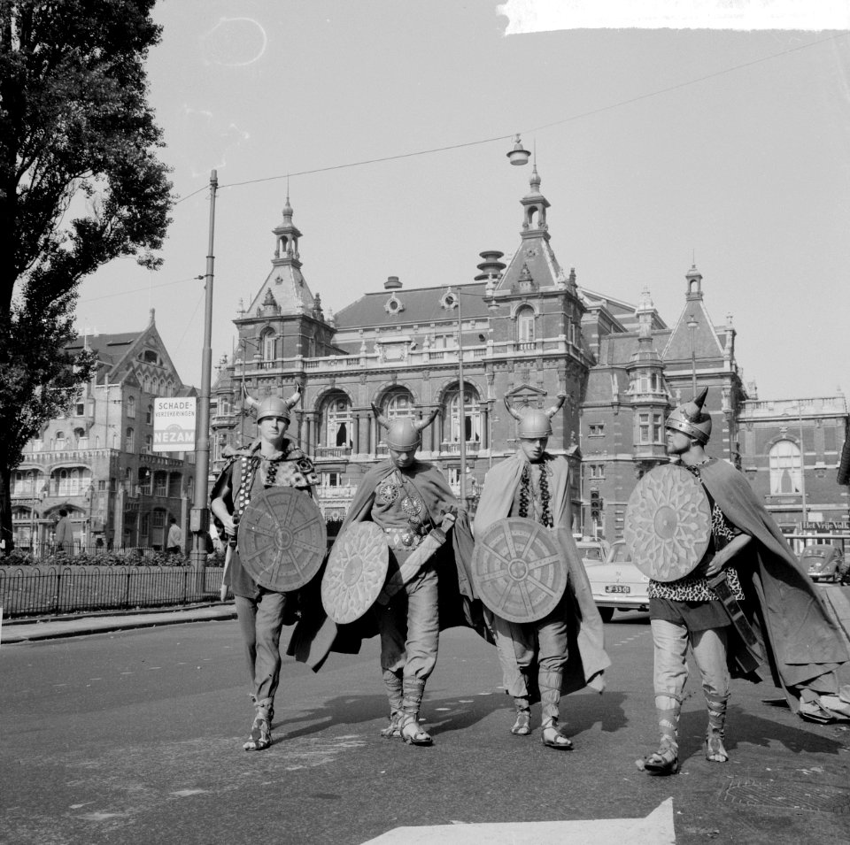 Filmreclame De mars van de Vikingen over het Gartmanplantsoen te Amsterdam Opd, Bestanddeelnr 916-8778