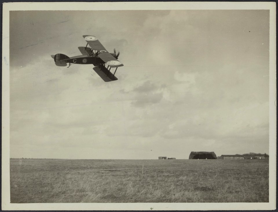Fighting planes starting out to meet enemy planes, Bestanddeelnr 158-1639