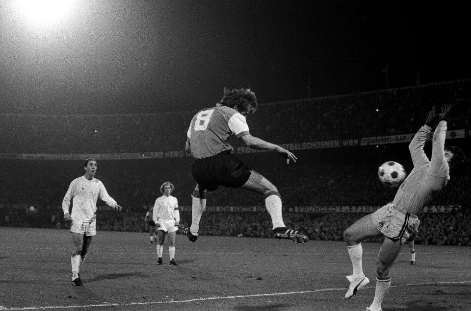 Feyenoord tegen Telstar 2-0, Maiwall kopt de bal tegen keeper Van de Meeren, Bestanddeelnr 925-0532