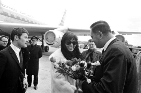 Filmster Daliah Lavi op Schiphol, Opdracht Columbia, Bestanddeelnr 918-9690