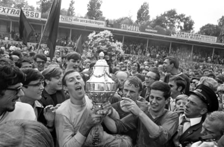 Finale Beker ADO tegen Ajax 2-1. Spelers ADO met de beker, Bestanddeelnr 921-4099