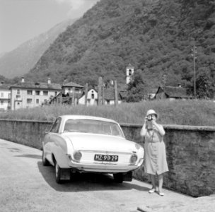 Ford 17M van Willem Van de Poll in Airolo met zijn echtgenote Hildegard Eschen, Bestanddeelnr 254-5087