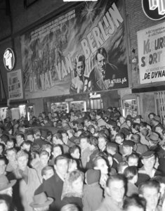 Film De Val van Berlijn in bioscoop Royal te Amsterdam betreft Russische fil…, Bestanddeelnr 904-3435