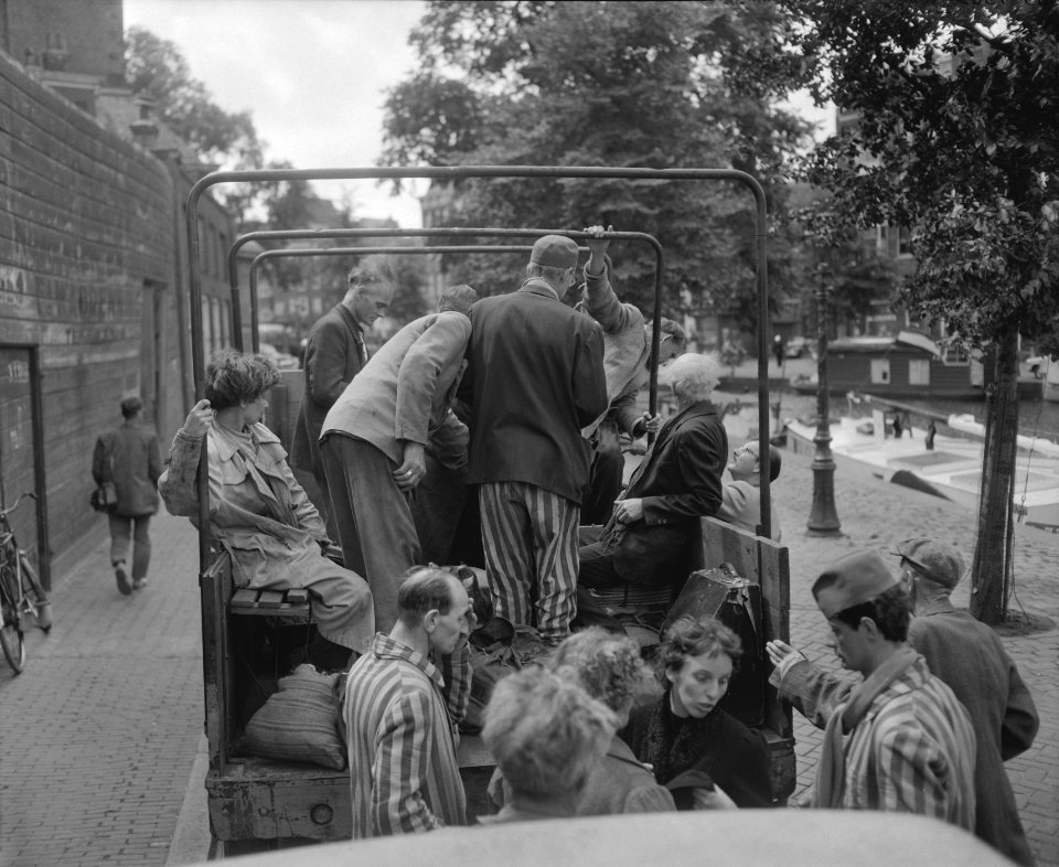 Filmopnamen voor de Anne Frankfilm in Amsterdam scene waarin de terugkeer van , Bestanddeelnr 909-7309