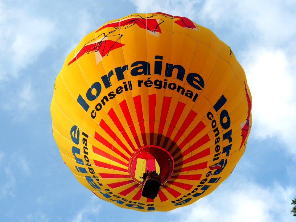 F-HCRL hot air balloon take-off at Metz, France, pic1