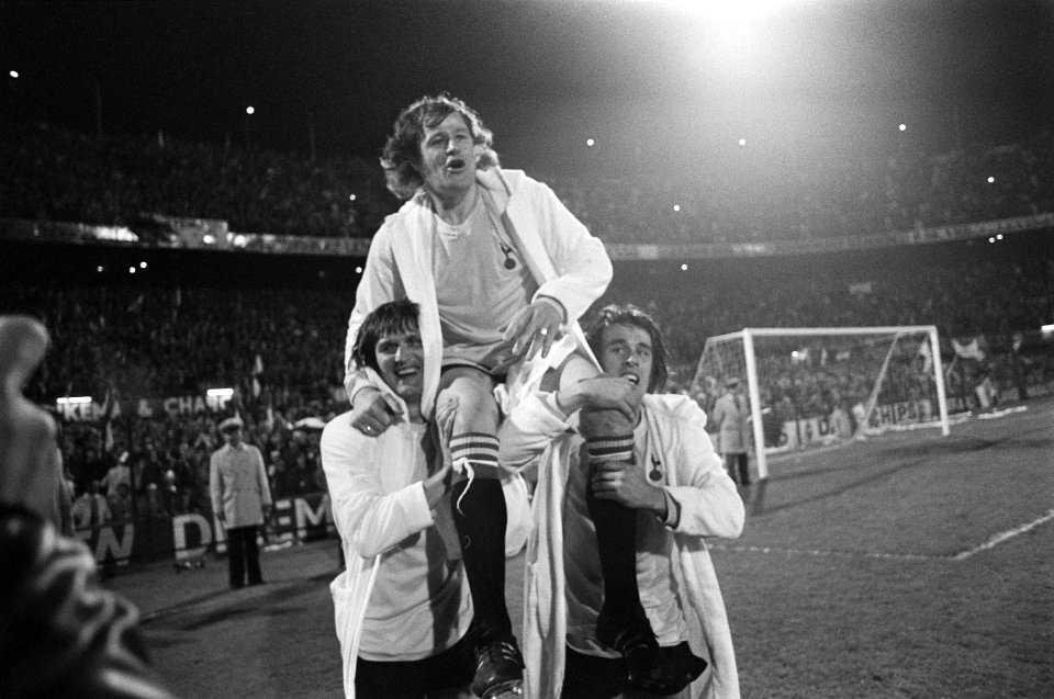 Feyenoord tegen Tottenham Hotspur 2-0, finale UEFA Cup Feyenoorder op de schoude, Bestanddeelnr 927-2228