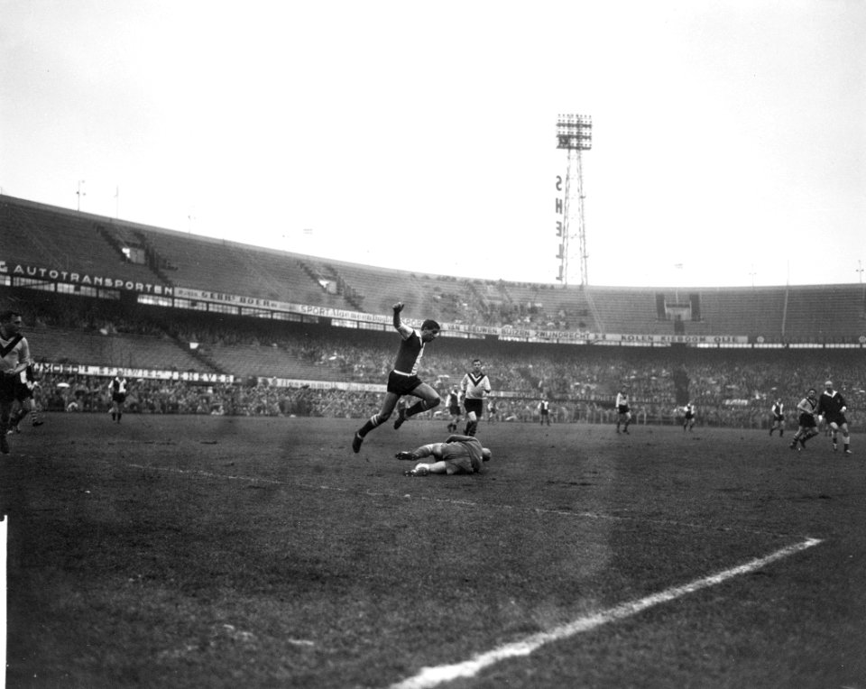 Feyenoord tegen VVV Doelman Swinels duikt over Cor van der Gijp, Bestanddeelnr 913-2731